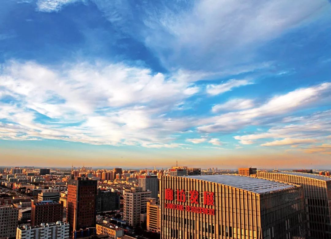 廊坊夜话，独舞光影下的热茶沉思